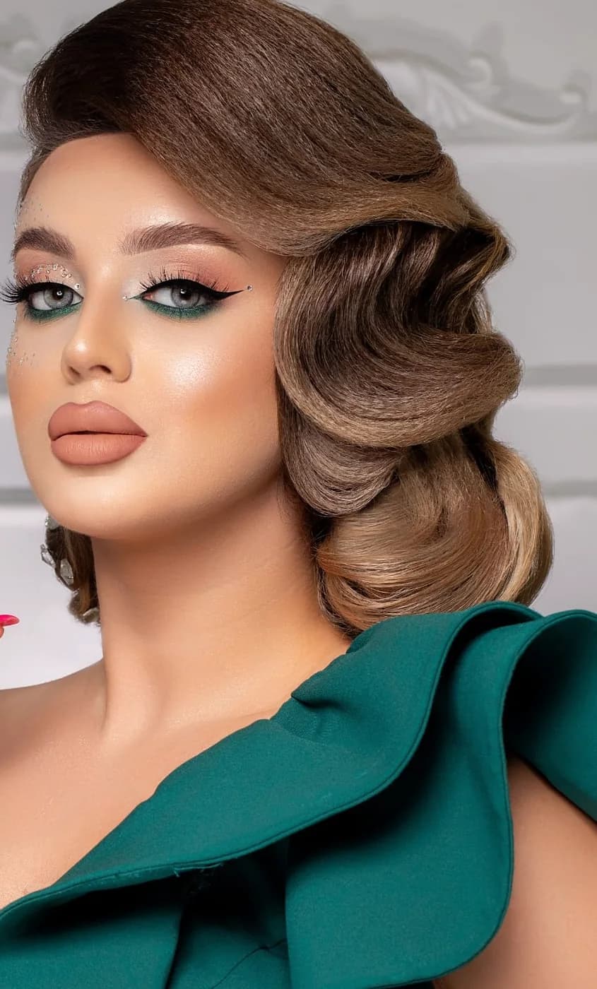 Deep finger waves set to one side, with a green eye and a nude lip